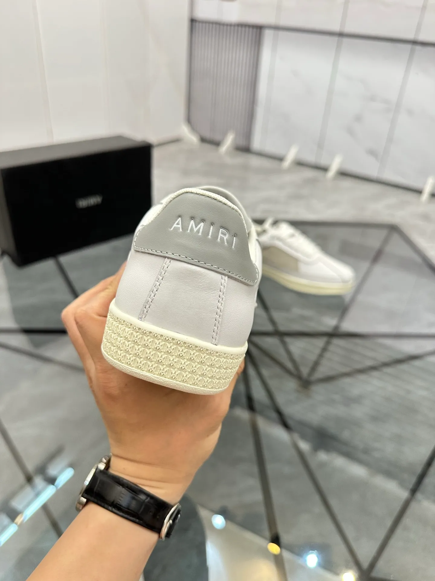 Men's shoes: 💰P420¥ Product trademark: AMIRI* "Amir*" low-top casual shoes Regular size: 38-45 (can be customized to 46) Product material: imported cowhide upper, breathable lining, original outsole. Number: 001